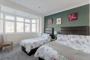 Room in Guest room - Apple House Wembley - Family room with shared bathroom - Wealdstone