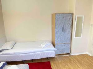 London Single Rooms Female only Kings Cross Eurostar St Pancras International Station Camden Eustonnearby check in from 1230 PM till 3AM
