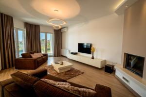 Villa Silvia for 10 people with infinity pool and large playground 