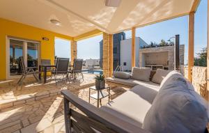 Gorgeous Home In Mandre With Wifi 