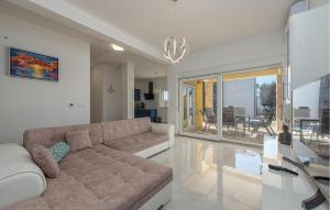 Gorgeous Home In Mandre With Wifi