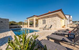 Gorgeous Home In Mandre With Wifi