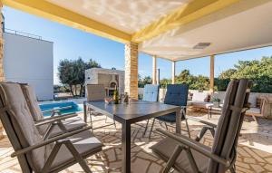 Gorgeous Home In Mandre With Wifi