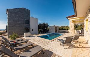 Gorgeous Home In Mandre With Wifi