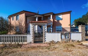 Cozy Apartment In Vodnjan With Kitchen