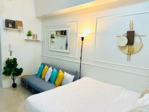 Mid-Century Extent Condo Unit @ Shore 2, MOA