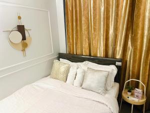 Mid-Century Extent Condo Unit @ Shore 2, MOA