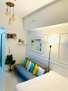 Mid-Century Extent Condo Unit @ Shore 2, MOA