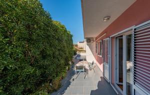 2 Bedroom Stunning Apartment In Pag