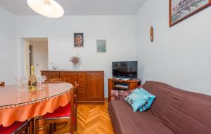 2 Bedroom Stunning Apartment In Pag