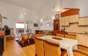 2 Bedroom Nice Home In Njivice