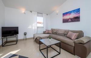 2 Bedroom Stunning Apartment In Vodnjan 