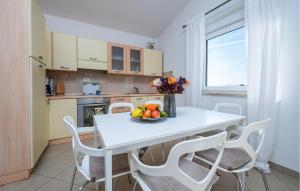 2 Bedroom Stunning Apartment In Vodnjan 