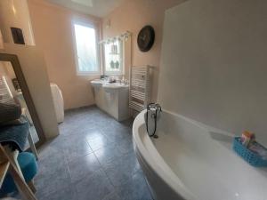 Villas Maison des annees 30 : photos des chambres