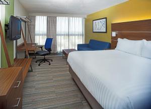 King Room with City View room in Holiday Inn Express Nags Head Oceanfront an IHG Hotel
