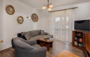 Gorgeous Apartment In Vantacici With Kitchen