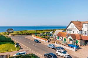 SOUTHBOURNE SANDS by BOURNECOAST - A Lovely Clifftop Apartment with a SEA VIEW and Parking - FM1534