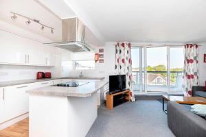 SOUTHBOURNE SANDS by BOURNECOAST - A Lovely Clifftop Apartment with a SEA VIEW and Parking - FM1534