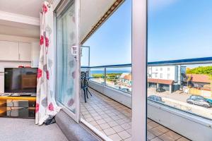 SOUTHBOURNE SANDS by BOURNECOAST - A Lovely Clifftop Apartment with a SEA VIEW and Parking - FM1534