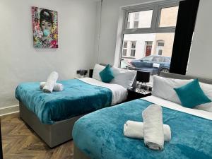 4 bed 4 bath House with Free Parking, 5 Mins to LFC and 15 Mins to City Centre