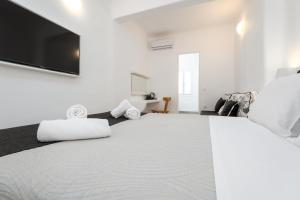 Deluxe Suite with Hot Tub & Caldera View room in Santorini's Balcony Art Houses