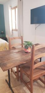 "Les Lauriers" chambre indépendante climatisée avec terrasse et parking privée