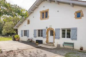 B&B / Chambres d'hotes Les Ecuries du SEQUE : photos des chambres