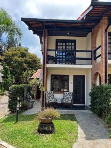 Casa pé na areia em praia paradisíaca com piscina frente mar