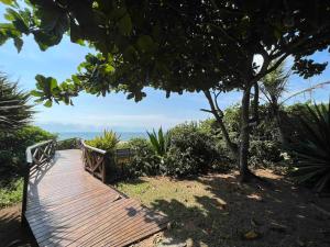 Casa pé na areia em praia paradisíaca com piscina frente mar