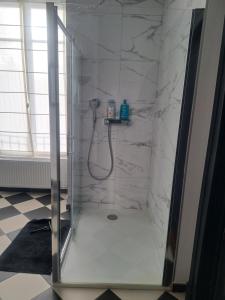 Sejours chez l'habitant LANGRES- NOGENT 52800 - LA FORGE - sortie autoroutes A5-A31-15KM Langres : Chambre Double avec Salle de Bains Privative