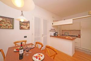 Villa Daniela con giardino privato recintato e barbecue, vicino alla spiaggia