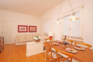 Villa Daniela con giardino privato recintato e barbecue, vicino alla spiaggia