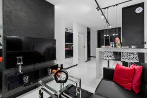 Black & White Bliss: Luksusowy Apartament z Klimatyzacją