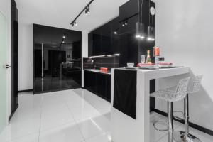 Black & White Bliss: Luksusowy Apartament z Klimatyzacją