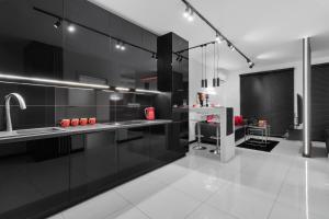 Black & White Bliss: Luksusowy Apartament z KlimatyzacjÄ…