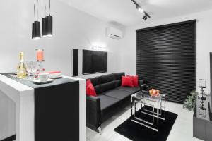 Black & White Bliss: Luksusowy Apartament z Klimatyzacją