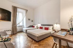 Deluxe Triple Room with City View room in Little Queen Relais