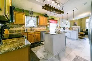 *New 4 BD Home* Hot Tub* Mins to JAX Intl. Airport - Beeghly Heights