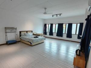 5-Person 1950s Shophouse Vintage Charm Nflix Disney Plus