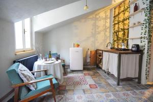 Retro & Romantic 2BR Gem in Spa Center!