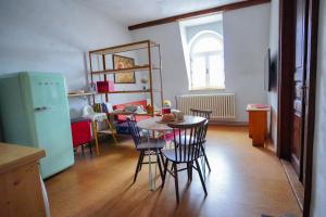 Retro & Romantic 2BR Gem in Spa Center!