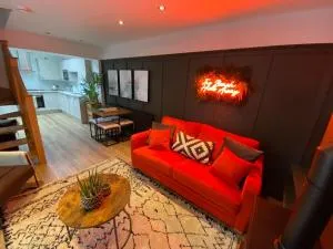 Hot Tub, King Bed, Central, Modern Beach House - Old Clee