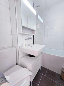 Downtown Deluxe Studio with Queen Bed BE-46