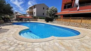 Luxurious 2 bedroom apartment with terrace and pool