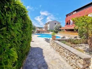 Luxurious 2 bedroom apartment with terrace and pool