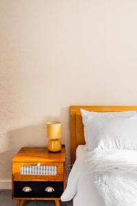 King beds apartment with en-suite, private balcony and elevator by iconic Portobello Market