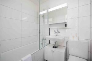 Downtown Deluxe Studio with Queen Bed BE-45