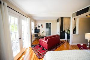 King Suite with Ocean View room in Lindenwood Inn