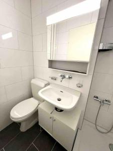 Urban Oasis with Queen Bed and View BE-14