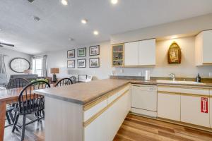 Lovely Branson Condo On-Site Golf and Fishing